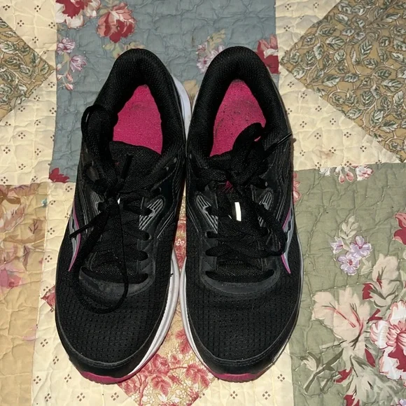 Saucony Women's Black and Pink Athletic Shoes 8.5w - Picture 3 of 5